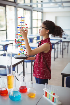 学生在实验室里做化学实验