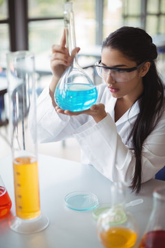 学生在实验室做化学实验