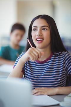 在校园里专心读书的女学生