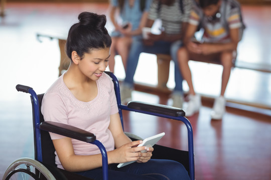 在学校使用电脑的残疾女学生