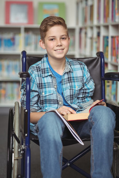 学校图书馆残疾男生读书
