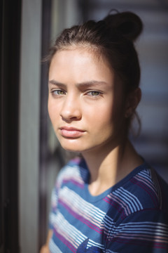 坐在教室里的体贴的女学生