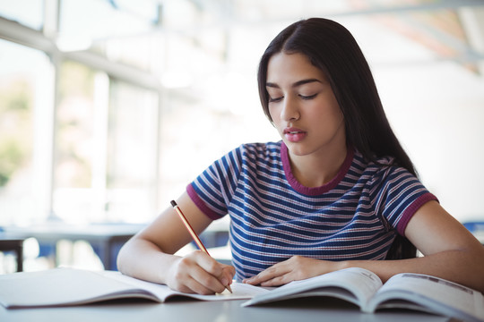 女学生站在教室里的照片