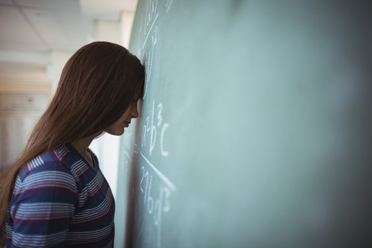 女学生站在教室里的照片