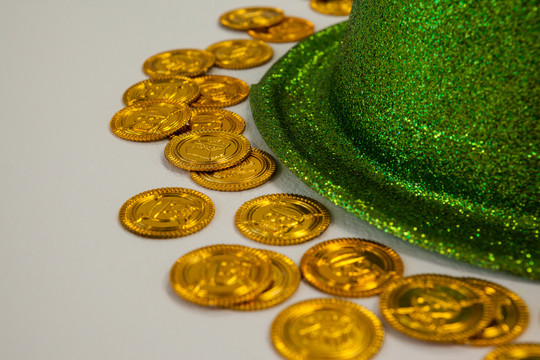桌上的金币和帽子