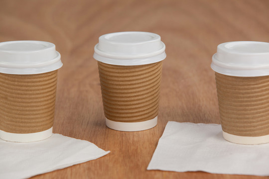 三个一次性纸巾咖啡杯
