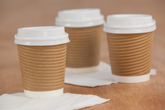三个一次性纸巾咖啡杯