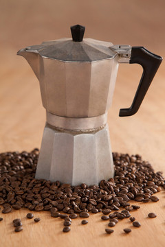 咖啡豆和黑咖啡