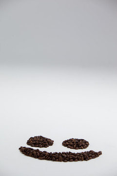 咖啡豆形成的笑脸图案