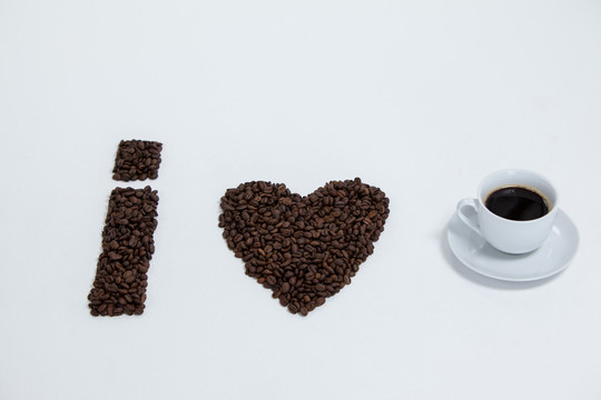 咖啡豆和咖啡杯的特写