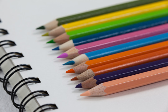彩色铅笔和笔记本