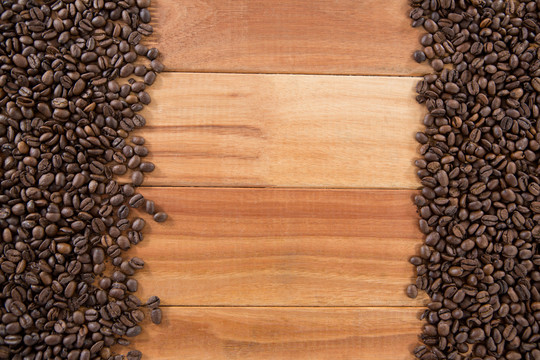 木桌上的咖啡豆
