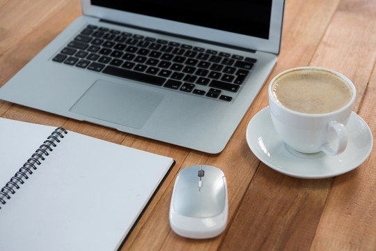 桌子上的咖啡和笔记本电脑