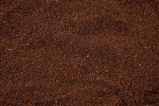 咖啡豆与烘焙咖啡粉的特写镜头