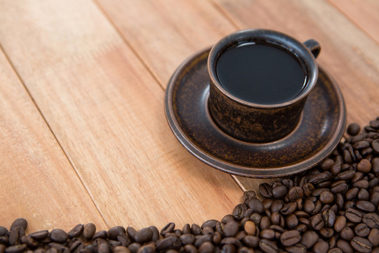 木桌上的咖啡和咖啡豆