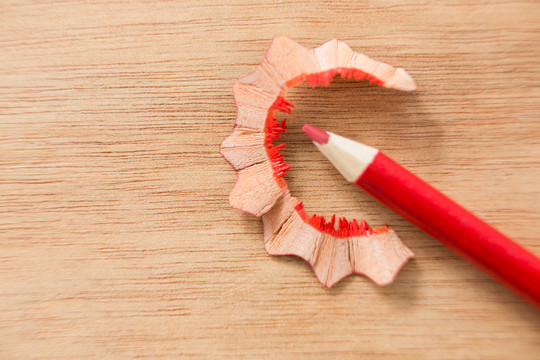 红色花状铅笔屑