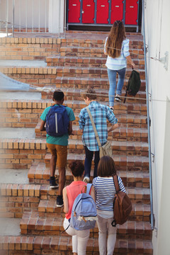 学生们在学校上楼梯