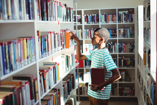 学生在学校楼梯上使用手机