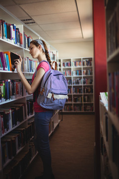 学校图书馆女学生画像