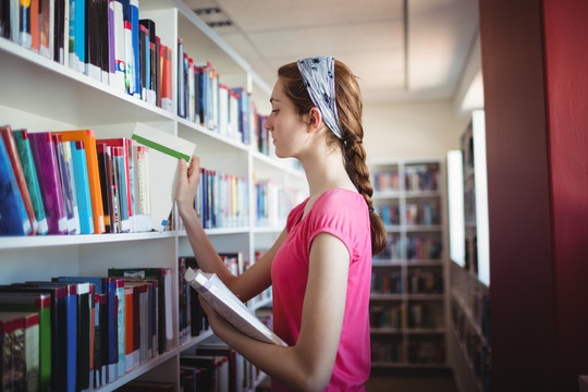 学校图书馆女学生画像