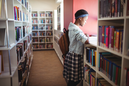 学校图书馆女学生画像