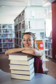 快乐女生在学校图书馆藏书的画像