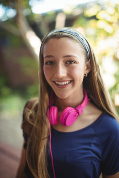 校园戴耳机的快乐女生画像