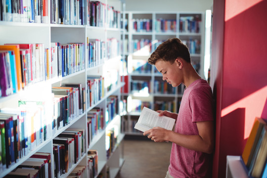 学校图书馆学习的学生