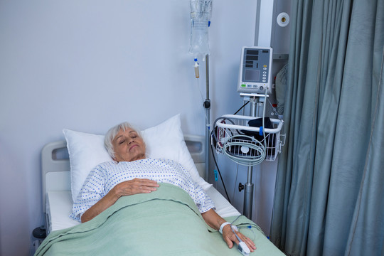老年病人躺在医院的床上
