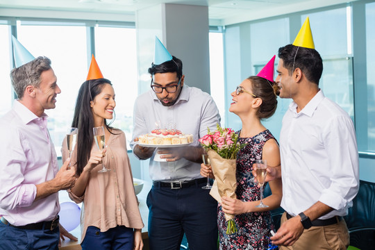 在办公室庆祝生日的商务人士