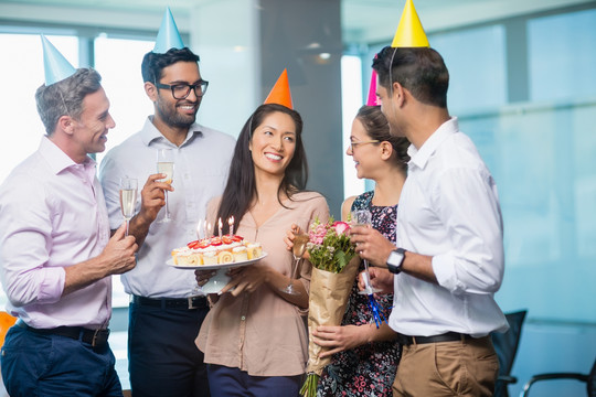 在办公室庆祝生日的商务人士