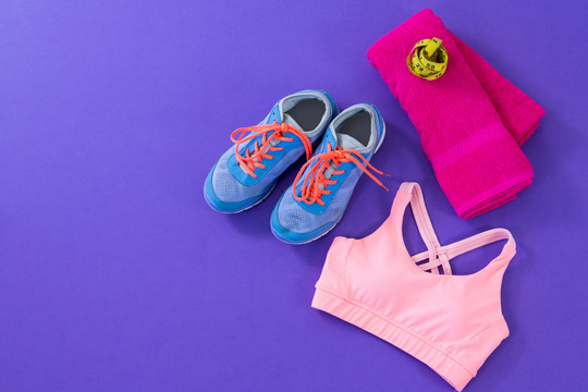 紫色背景上的运动服装