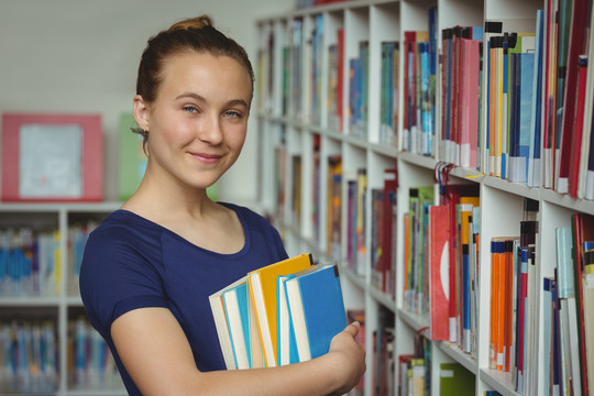 学校图书馆微笑女学生读书画像