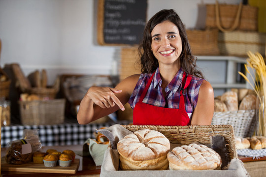 微笑的面包店女员工