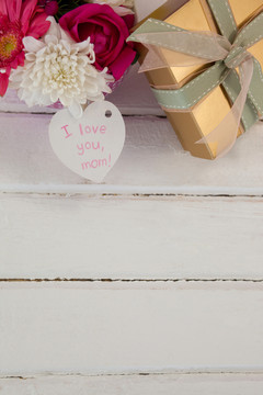 母亲节礼品盒和鲜花