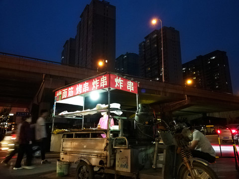 夜色下的街头小吃