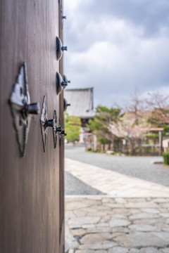 日本京都天龙寺古庙的大门钉