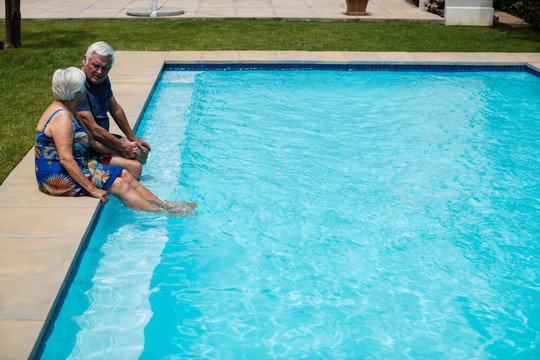 游泳池边快乐的老年夫妇