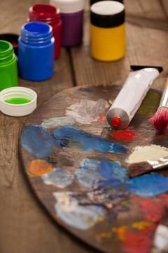 木桌上的水彩和油漆刷