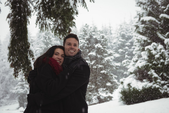 下雪时拥抱的浪漫情侣
