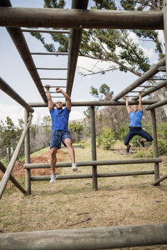 障碍训练中安装人爬猴栏