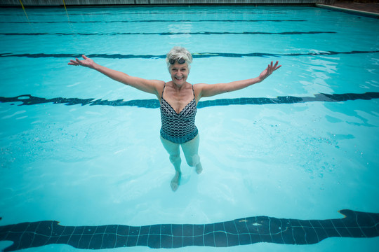 游泳池中快乐的老年女性