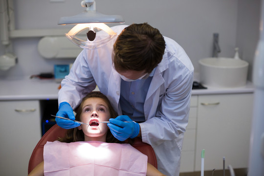 牙医和病人肖像