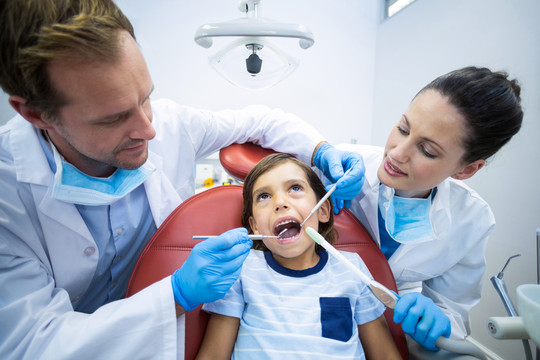 牙医和病人肖像
