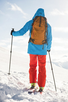 雪山上的滑雪者