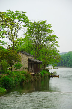 江边小屋