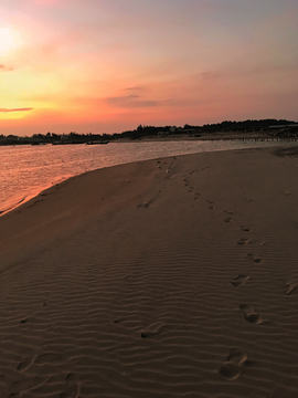 夕阳下沙滩上的脚印