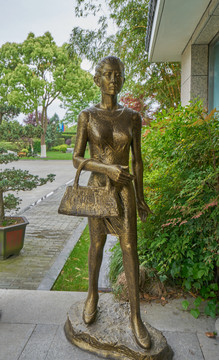 行走中女子雕塑