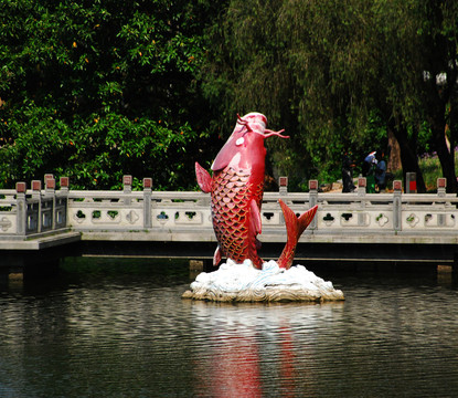 红鲤鱼雕塑