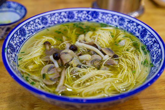 野山菌白汤面